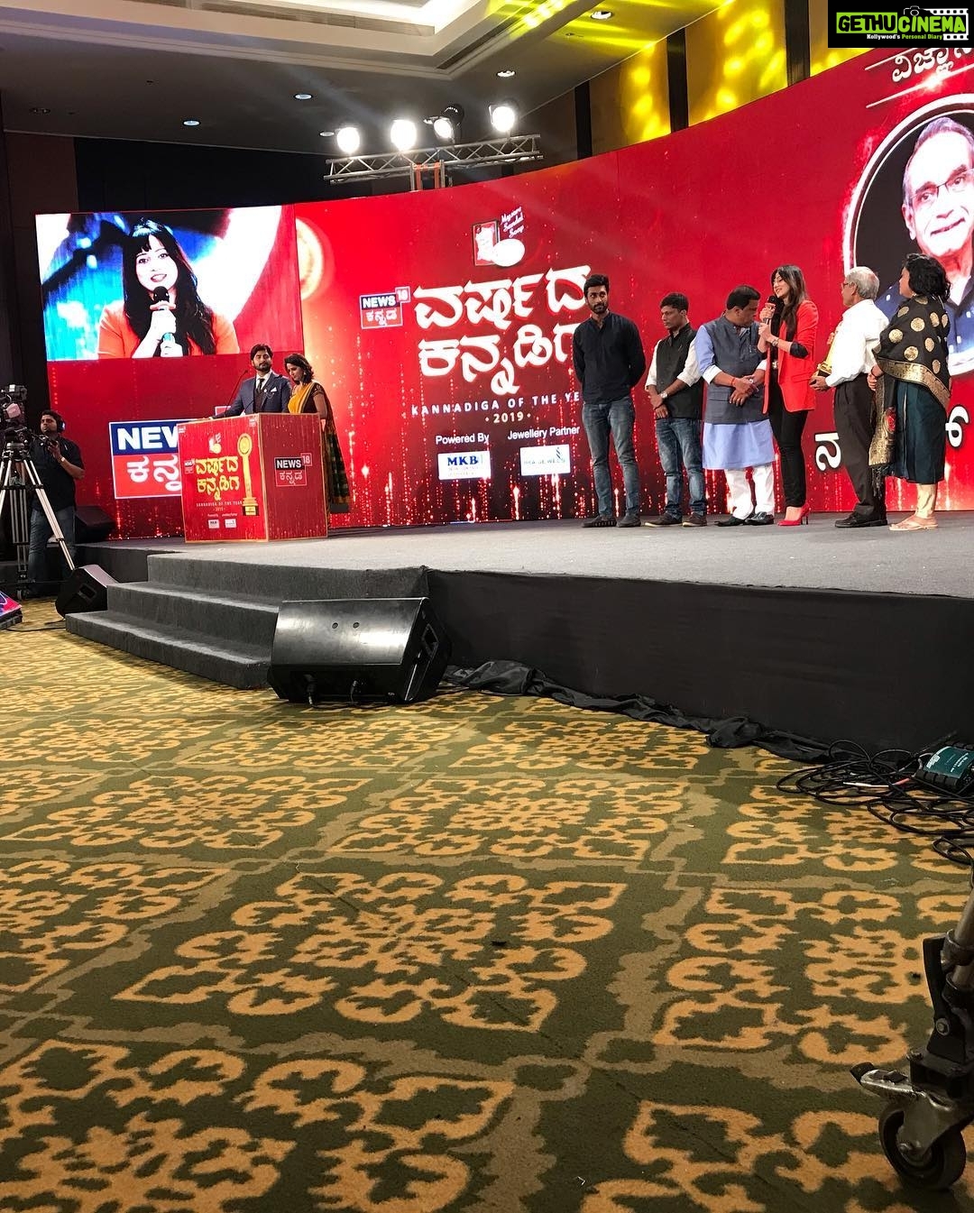 Harshika Poonacha Instagram - Life is too short to Dress up Boring ❤️ #BossLady look for @news18kannada #varshadakannadiga awards ❤️❤️❤️ 🧥 @promod 👠 @jimmychoo ⏱ @michaelkors
