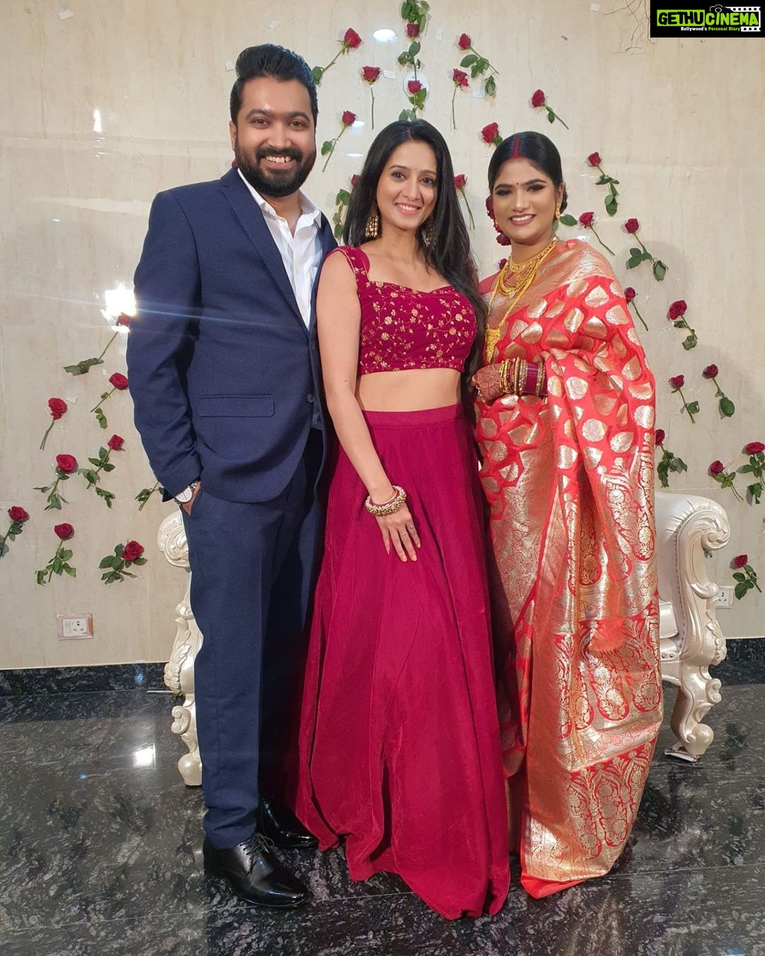 Harshika Poonacha Instagram - Wedding photosession moments ❤❤❤ First We Pose Normally. Second We Smile little more. Third someone calls the groom,but me and the bride is still posing. Fourth me and the groom is distracted, the bride is still posing . Atlast the groom comes back to pose,but is still lil distracted. But the best part, The beautiful BRIDE is still beautifully smiling and posing ❤ 😊 All this happened at the lovely wedding of @prateikdas and #Arpita @peppermint___candysplash at #Arpitagotprateiked PS : Share your wedding photo session moments ♥️♥️♥️ Cuttack, Odisha