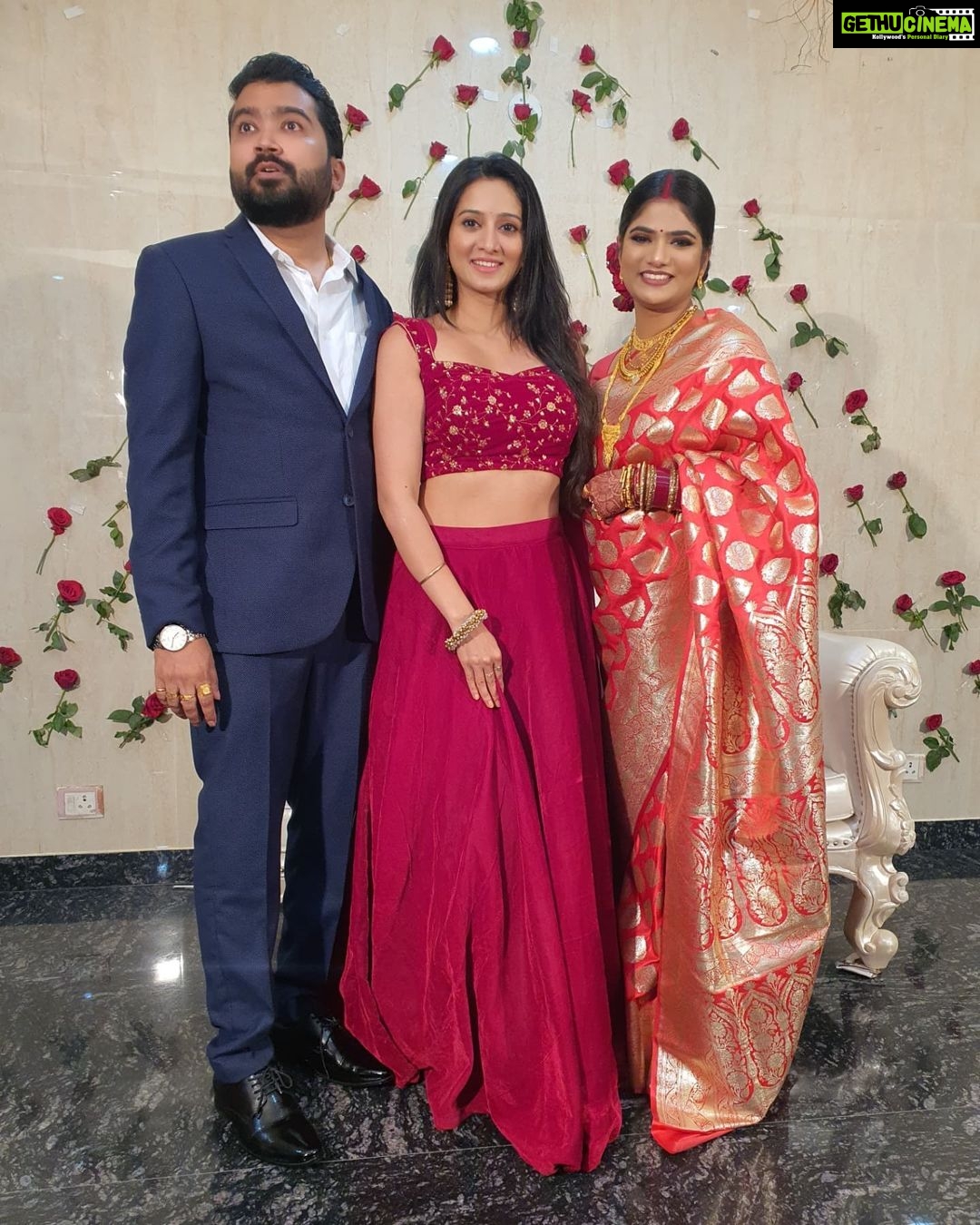 Harshika Poonacha Instagram - Wedding photosession moments ❤❤❤ First We Pose Normally. Second We Smile little more. Third someone calls the groom,but me and the bride is still posing. Fourth me and the groom is distracted, the bride is still posing . Atlast the groom comes back to pose,but is still lil distracted. But the best part, The beautiful BRIDE is still beautifully smiling and posing ❤ 😊 All this happened at the lovely wedding of @prateikdas and #Arpita @peppermint___candysplash at #Arpitagotprateiked PS : Share your wedding photo session moments ♥️♥️♥️ Cuttack, Odisha