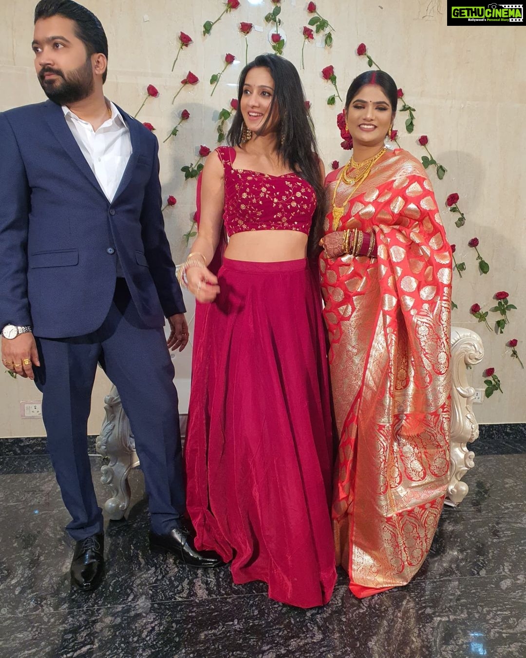 Harshika Poonacha Instagram - Wedding photosession moments ❤❤❤ First We Pose Normally. Second We Smile little more. Third someone calls the groom,but me and the bride is still posing. Fourth me and the groom is distracted, the bride is still posing . Atlast the groom comes back to pose,but is still lil distracted. But the best part, The beautiful BRIDE is still beautifully smiling and posing ❤ 😊 All this happened at the lovely wedding of @prateikdas and #Arpita @peppermint___candysplash at #Arpitagotprateiked PS : Share your wedding photo session moments ♥️♥️♥️ Cuttack, Odisha