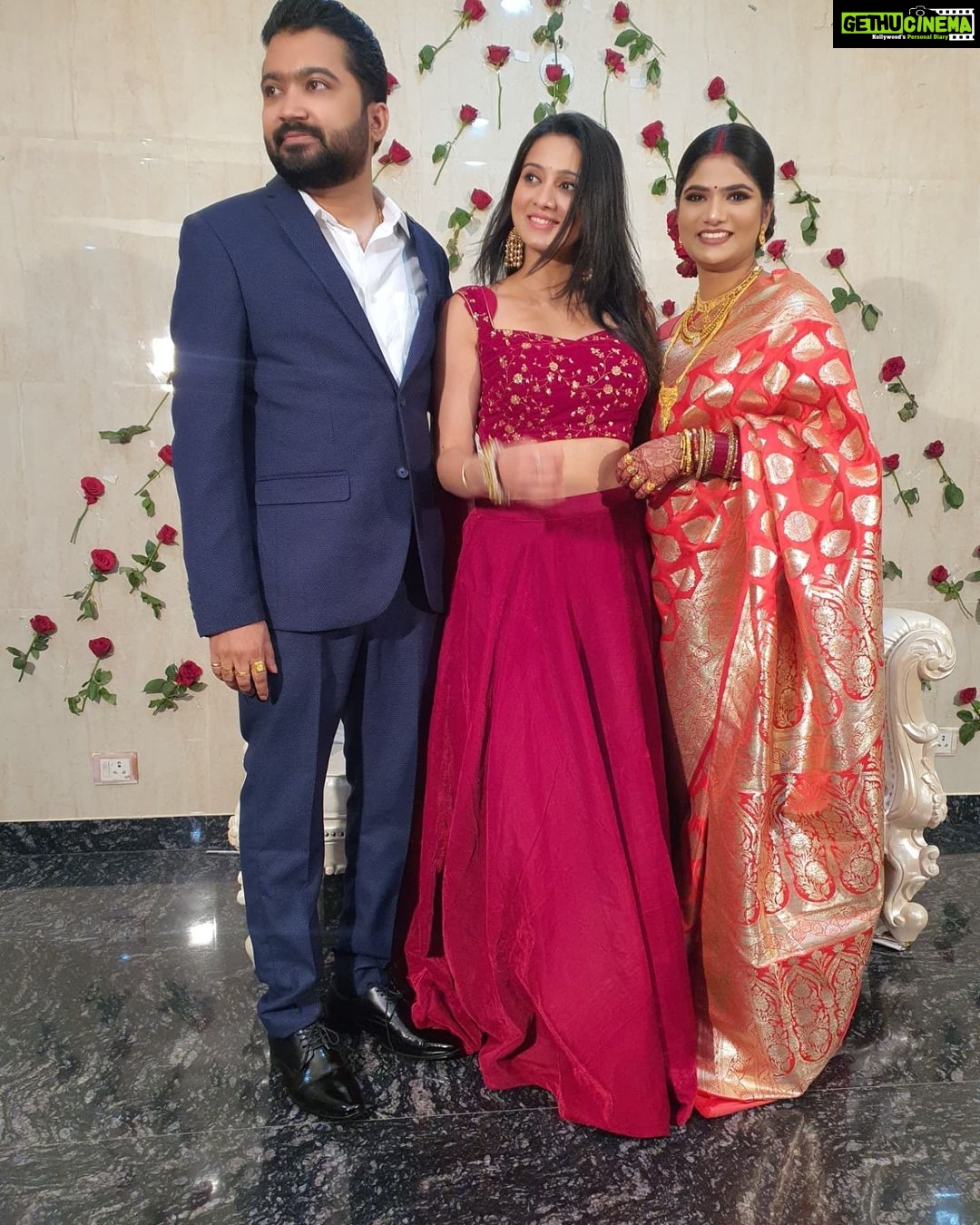 Harshika Poonacha Instagram - Wedding photosession moments ❤❤❤ First We Pose Normally. Second We Smile little more. Third someone calls the groom,but me and the bride is still posing. Fourth me and the groom is distracted, the bride is still posing . Atlast the groom comes back to pose,but is still lil distracted. But the best part, The beautiful BRIDE is still beautifully smiling and posing ❤ 😊 All this happened at the lovely wedding of @prateikdas and #Arpita @peppermint___candysplash at #Arpitagotprateiked PS : Share your wedding photo session moments ♥️♥️♥️ Cuttack, Odisha