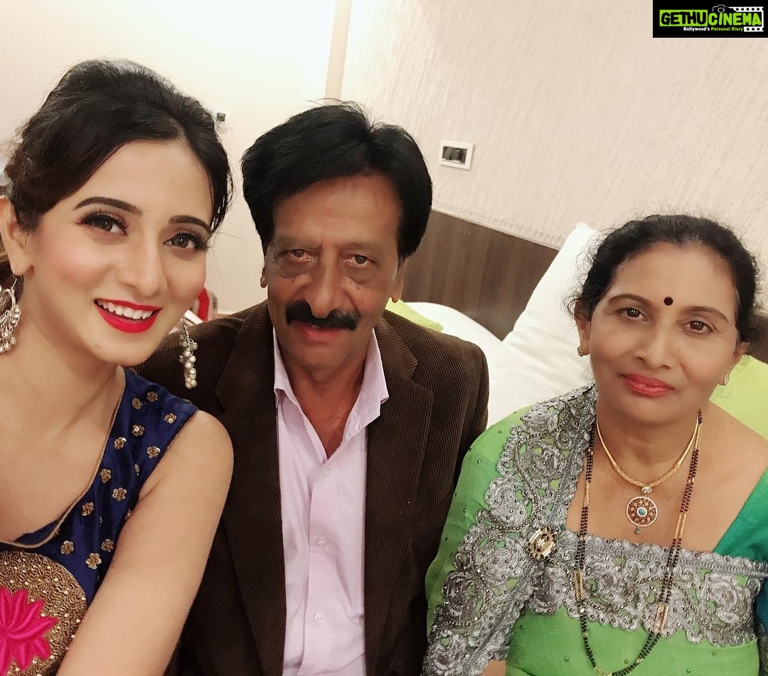 Harshika Poonacha Instagram - ನನ್ನ ಪ್ರಕಾರ ಹಬ್ಬ ಎಂದರೆ ನಮ್ಮ ಸ್ನೇಹಿತರು ಹಾಗು ನಮ್ಮನ್ನು ಇಷ್ಟ ಪಡುವ ನಮ್ಮ ಪರಿವಾರದ ಜೊತೆ ಸಮಯ ಕಳಿಯೋದು❤️❤️❤️ ನನ್ನನ್ನು ಪ್ರೀತಿಸುವ ನಿಮ್ಮೆಲ್ಲರಿಗೂ ನಮ್ಮ ಕುಟುಂಬದ ಕಡೆಯಿಂದ ಮಕರ ಸಂಕ್ರಾಂತಿಯ ಶುಭಾಶಯಗಳು 🙏 ಇಂತಿ ನಿಮ್ಮ#ಹರ್ಷಿಕಾ ಪೂಣಚ್ಚ