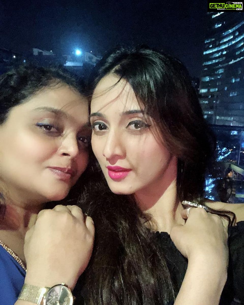 Harshika Poonacha Instagram - ತಣ್ಣನೆ ಗಾಳಿ ಬೀಸಿತು , ನನ್ನ ಮುಂಗುರುಳು ಹಾರಿತು ❤️❤️❤️ Trying out my poetry skills 😂😂😂 What do you think @sangeethagururaj dhi 🙈🤗