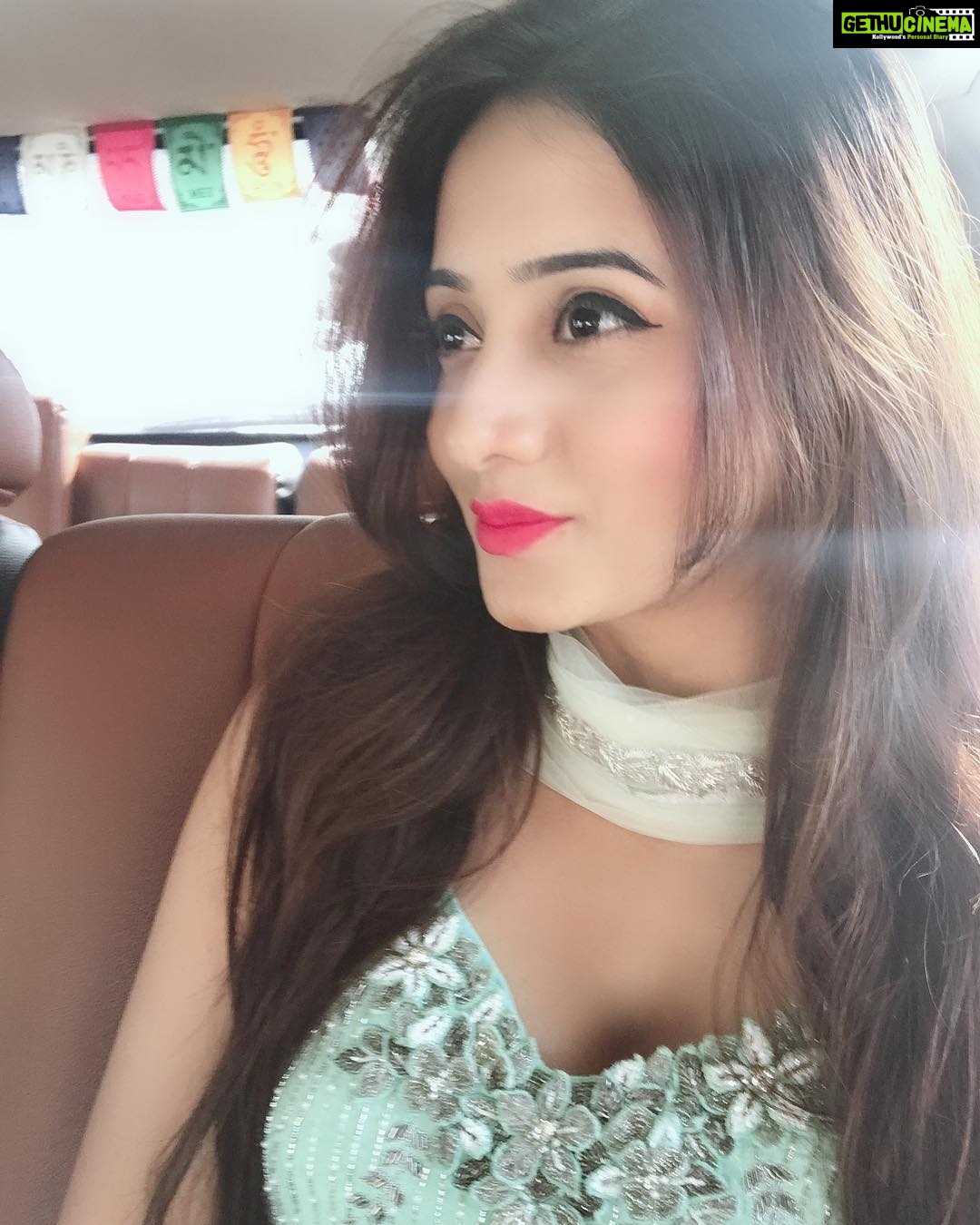 Harshika Poonacha Instagram - ಫೀನಿಕ್ಸ್ ಮಾರ್ಕೆಟ್ ಸಿಟಿ ಅತ್ತ ನನ್ನ ಪಯಣ ❤️❤️❤️ ಒಂದು ಹೊಸ ಜ್ಯುವೆಲರಿ ಸ್ಟೋರ್ ಉದ್ಘಾಟಿಸಲು ಹೊರಟಿದ್ದೇನೆ 😘 All the best #Isharya ❤️ Wearing beautiful @saldanha_label for the event 😘 Phoenix Marketcity Bangalore