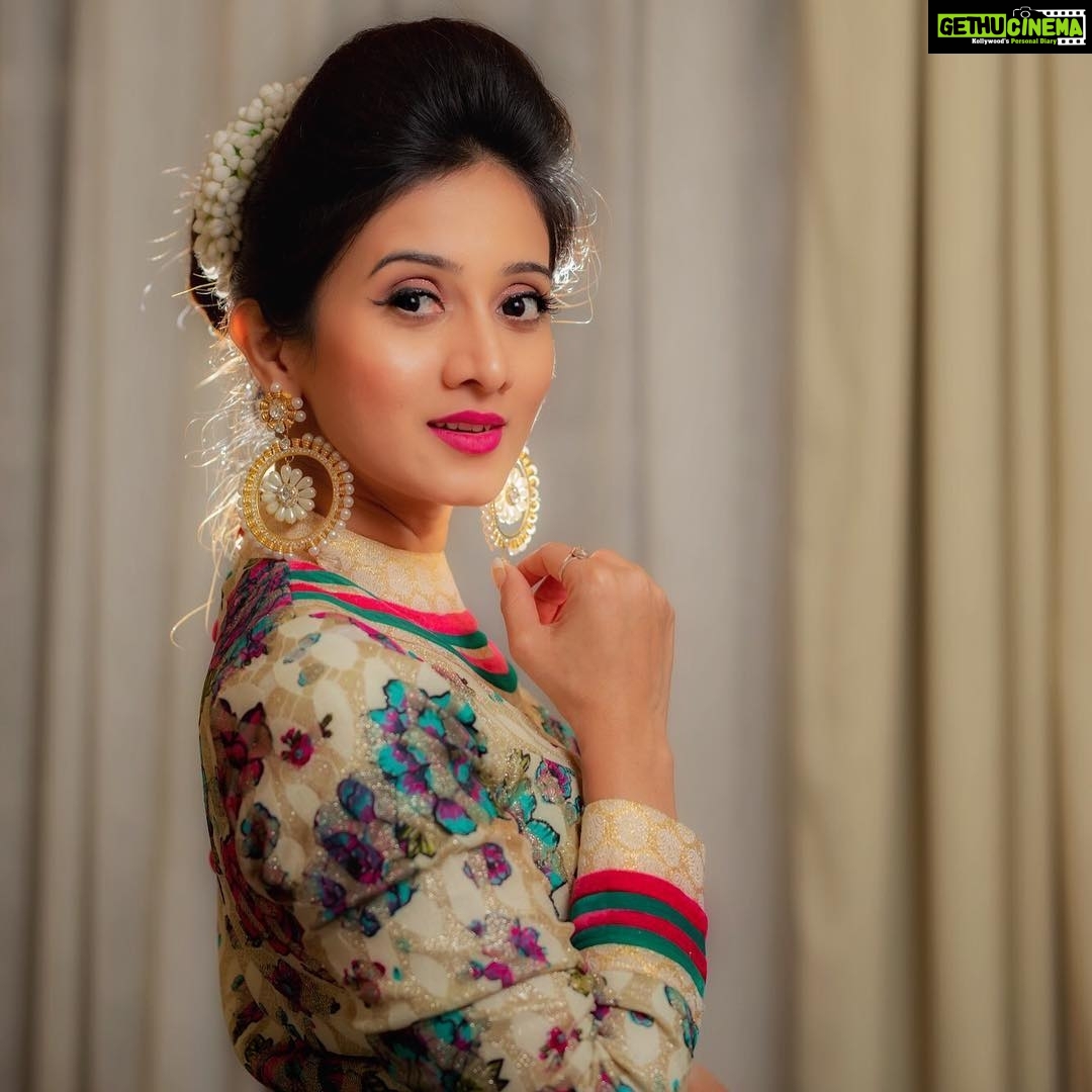 Harshika Poonacha Instagram - Unveiling the exclusive pics from the @syncevents fashion show which happened yesterday at @itc.windsorblr ❤️❤️❤️ Walked as a showstopper wearing this beautiful @govindkumarsinghofficial creation 🤗 Thnq Govind,Loved the outfit. Hair and makeup #thousifsait Photo credit @jagadish.varma
