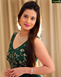 Harshika Poonacha Instagram - ಕುಡ್ಲದ್ ಜನ ಯಾನ್ ಮಸ್ತ್ ಉಪಕಾರ 🙏🙏
Thankyou #Mangalore for making the anniversary function of #GatewayHairfixingcentre very successful 🤗
Wearing this gorgeous @saldanha_label 
Matching with @joyalukkasjewelleryindia diamond jewellery ❤️❤️❤️
Photo credit @manukarandadi @amins_event