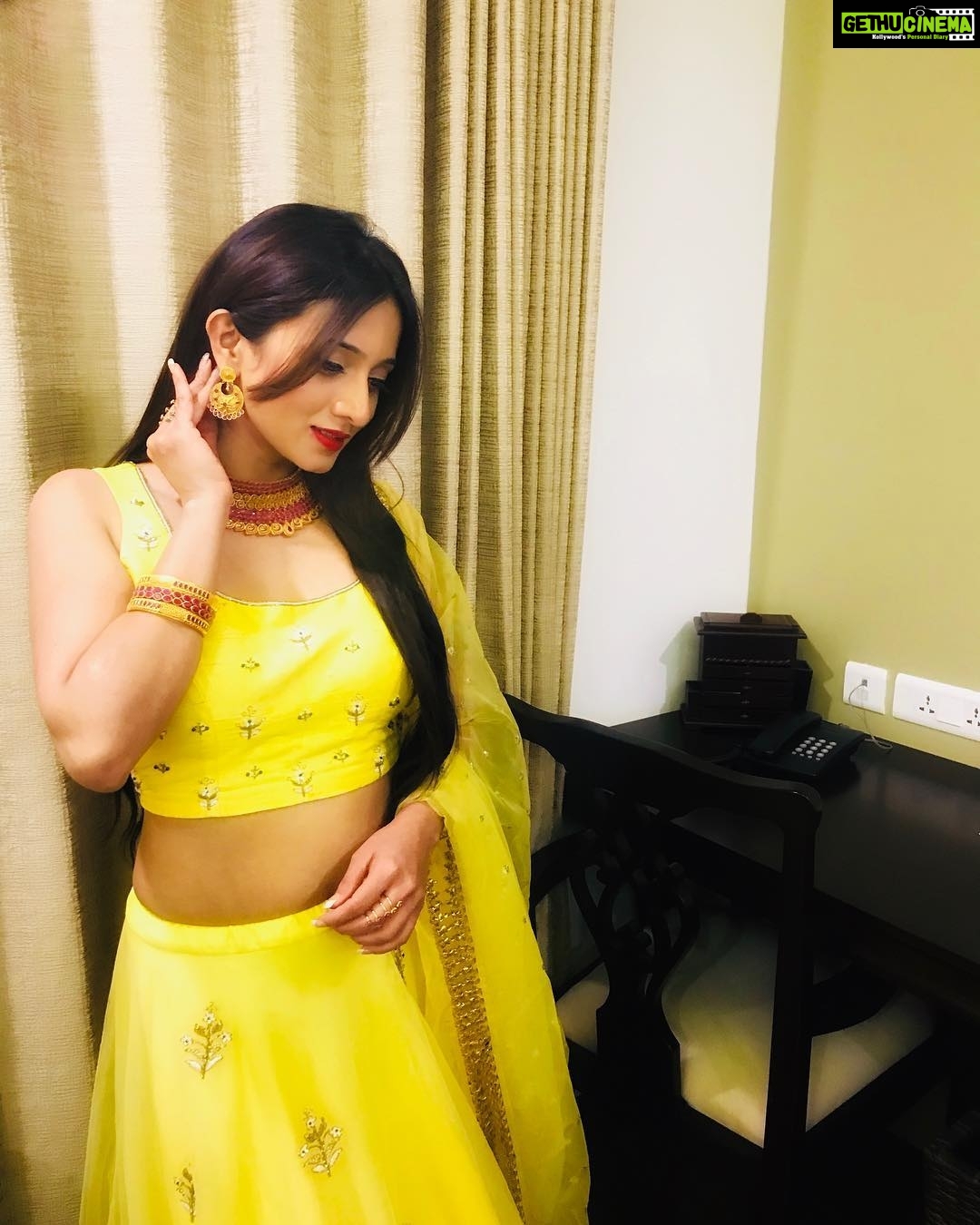 Harshika Poonacha Instagram - ಹುಬ್ಬಳ್ಳಿಯ ಸುಂದರ ಕ್ಷಣಗಳು ❤️❤️❤️ At the Inauguration of the 25th centre of Gateway Beaumonde's Hair Fixing Cochin at ನಮ್ಮ ಗಂಡು ಮೆಟ್ಟಿದ ನಾಡು #ಹುಬ್ಬಳ್ಳಿ Wearing this very beautiful @saldanha_label Jewellery @joyalukkasjewelleryindia Hubli