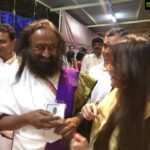 Harshika Poonacha Instagram - ‪On the auspicious #VijayaDashami ,‬ ‪I handed over my favourite wearable #Miband3 to my favourite guruji @srisriravishankar 🤗🤗🤗‬ ‪And Gurudev recieved my small gift with a million dollar smile 🙏🙏🙏‬ ‪Thankyou @manukumarjain @xiaomiindia for launching the India’s No1 wearable #MiBand3 ‬ ‪#JaiGurudev‬ Sri Sri Ravishankar Ashram