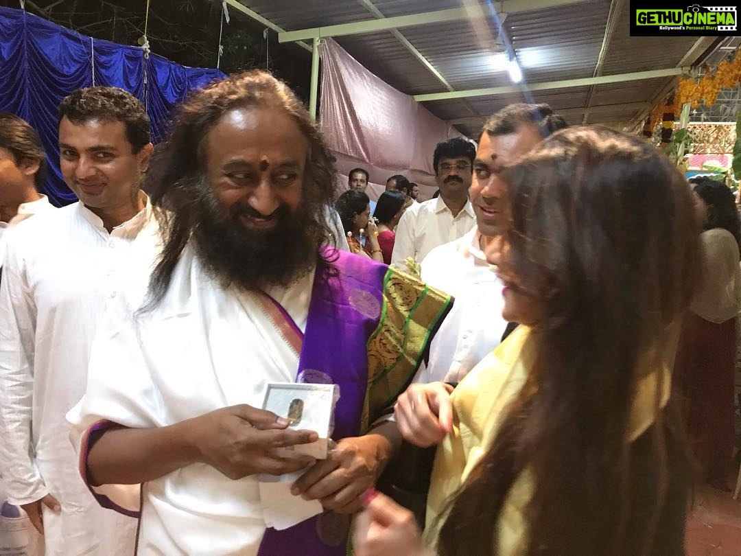Harshika Poonacha Instagram - On the auspicious #VijayaDashami , I handed over my favourite wearable #Miband3 to my favourite guruji @srisriravishankar 🤗🤗🤗 And Gurudev recieved my small gift with a million dollar smile 🙏🙏🙏 Thankyou @manukumarjain @xiaomiindia for launching the India’s No1 wearable #MiBand3 #JaiGurudev Sri Sri Ravishankar Ashram