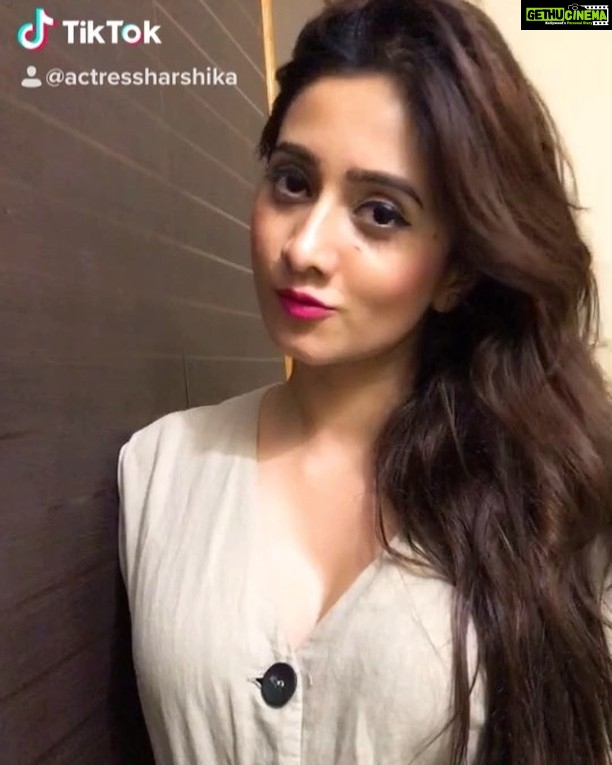 Harshika Poonacha Instagram - An effort to make your Sunday better❤️❤️❤️ Duet with me on @tiktok @actressharshika #happiness #positivevibes #love #sunday #smilingqueen #harshika #harshikapoonacha #dame #grateful #gratitude #kannada #karnataka
