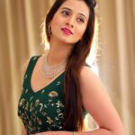 Harshika Poonacha Instagram - ಕುಡ್ಲದ್ ಜನ ಯಾನ್ ಮಸ್ತ್ ಉಪಕಾರ 🙏🙏 Thankyou #Mangalore for making the anniversary function of #GatewayHairfixingcentre very successful 🤗 Wearing this gorgeous @saldanha_label Matching with @joyalukkasjewelleryindia diamond jewellery ❤️❤️❤️ Photo credit @manukarandadi @amins_event