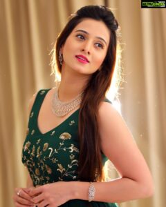 Harshika Poonacha Instagram - ಕುಡ್ಲದ್ ಜನ ಯಾನ್ ಮಸ್ತ್ ಉಪಕಾರ 🙏🙏
Thankyou #Mangalore for making the anniversary function of #GatewayHairfixingcentre very successful 🤗
Wearing this gorgeous @saldanha_label 
Matching with @joyalukkasjewelleryindia diamond jewellery ❤️❤️❤️
Photo credit @manukarandadi @amins_event
