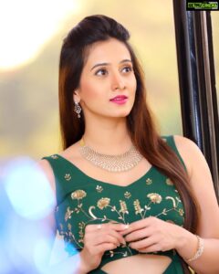 Harshika Poonacha Instagram - ಕುಡ್ಲದ್ ಜನ ಯಾನ್ ಮಸ್ತ್ ಉಪಕಾರ 🙏🙏
Thankyou #Mangalore for making the anniversary function of #GatewayHairfixingcentre very successful 🤗
Wearing this gorgeous @saldanha_label 
Matching with @joyalukkasjewelleryindia diamond jewellery ❤️❤️❤️
Photo credit @manukarandadi @amins_event