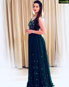 Harshika Poonacha Instagram - ಕುಡ್ಲದ್ ಜನ ಯಾನ್ ಮಸ್ತ್ ಉಪಕಾರ 🙏🙏
Thankyou #Mangalore for making the anniversary function of #GatewayHairfixingcentre very successful 🤗
Wearing this gorgeous @saldanha_label 
Matching with @joyalukkasjewelleryindia diamond jewellery ❤️❤️❤️
Photo credit @manukarandadi @amins_event