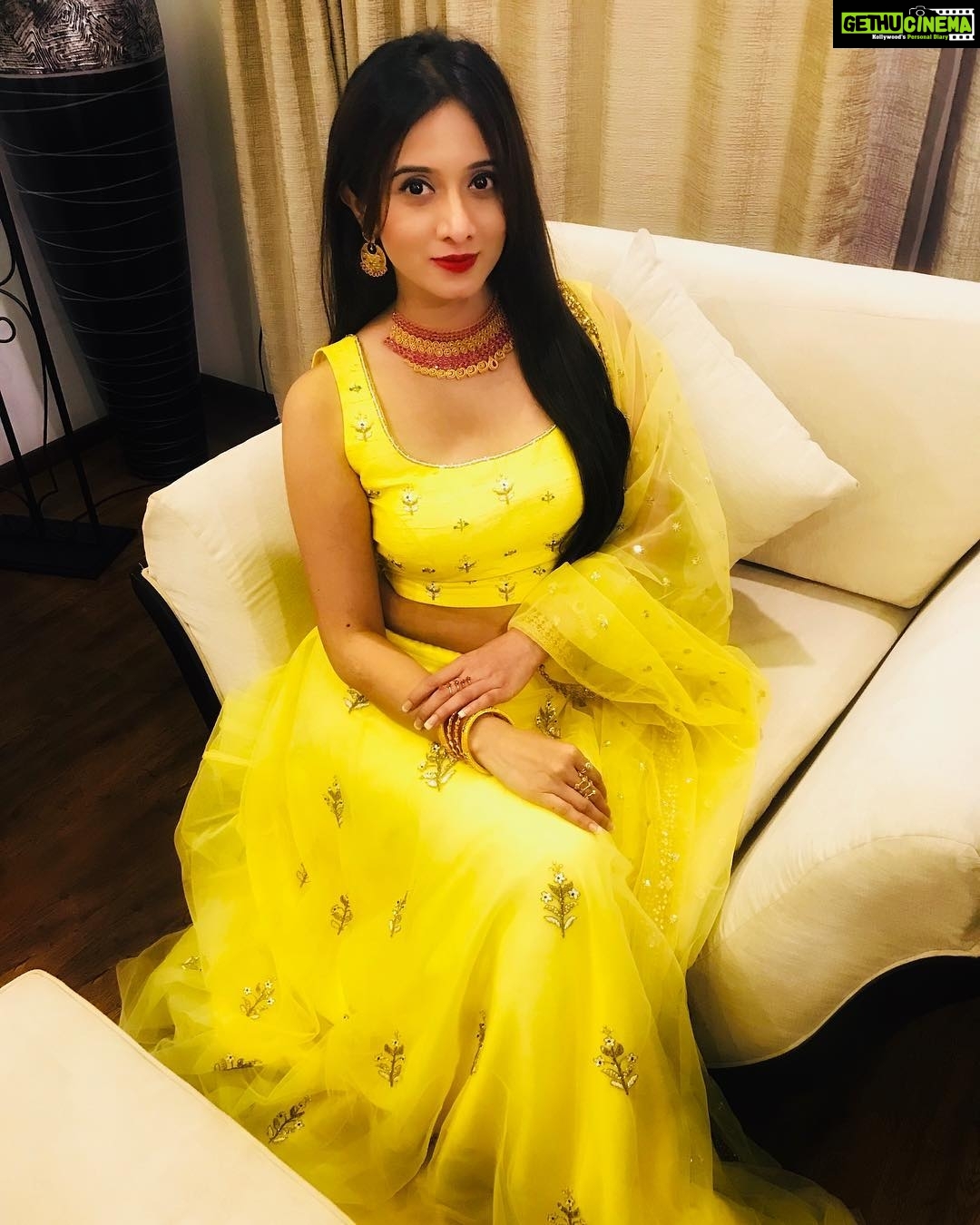 Harshika Poonacha Instagram - ಹುಬ್ಬಳ್ಳಿಯ ಸುಂದರ ಕ್ಷಣಗಳು ❤️❤️❤️ At the Inauguration of the 25th centre of Gateway Beaumonde's Hair Fixing Cochin at ನಮ್ಮ ಗಂಡು ಮೆಟ್ಟಿದ ನಾಡು #ಹುಬ್ಬಳ್ಳಿ Wearing this very beautiful @saldanha_label Jewellery @joyalukkasjewelleryindia Hubli