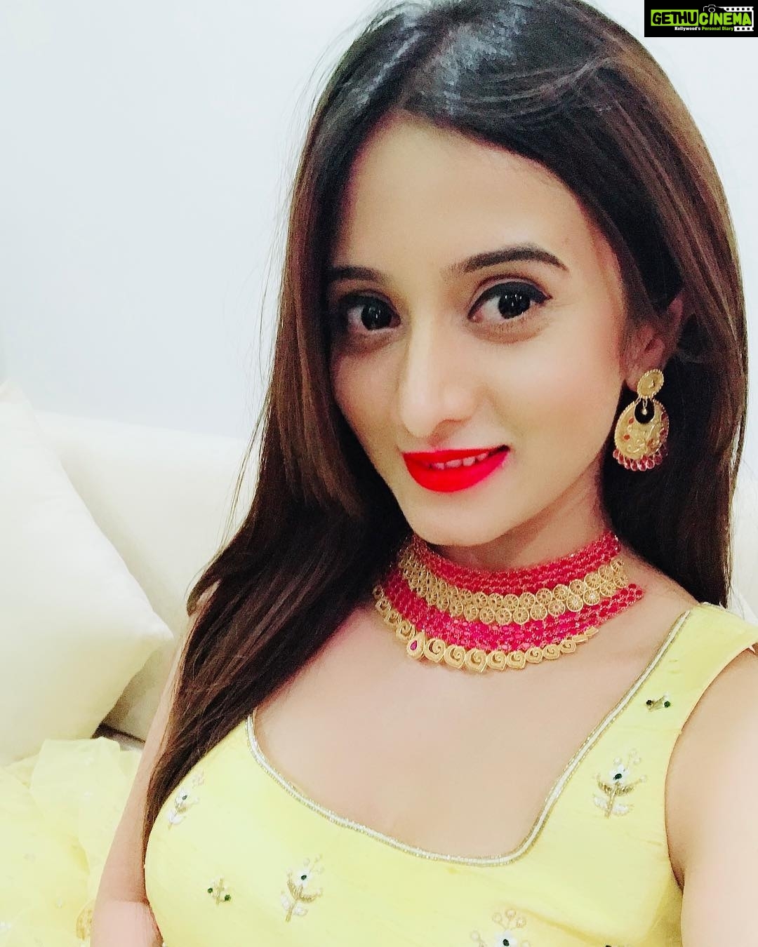 Harshika Poonacha Instagram - ಹುಬ್ಬಳ್ಳಿಯ ಸುಂದರ ಕ್ಷಣಗಳು ❤️❤️❤️ At the Inauguration of the 25th centre of Gateway Beaumonde's Hair Fixing Cochin at ನಮ್ಮ ಗಂಡು ಮೆಟ್ಟಿದ ನಾಡು #ಹುಬ್ಬಳ್ಳಿ Wearing this very beautiful @saldanha_label Jewellery @joyalukkasjewelleryindia Hubli