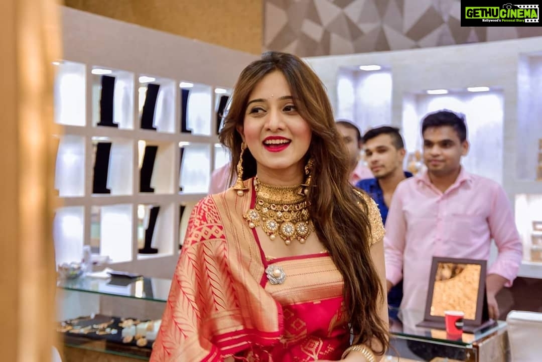 Harshika Poonacha Instagram - #jewelsofindia expo ❤️❤️❤️ Thank you Sandeep bekal Mangala Bekal for being the warmest hosts 🙏 Loved every bit of the expo... Go buy your favourite jewelry today at St.Josephs school grounds and the expo goes on till Monday 👍 For all the enquiries on my beautiful saree, contact @yadunandanfashions ❤️❤️❤️ St.Joseph's School Grounds
