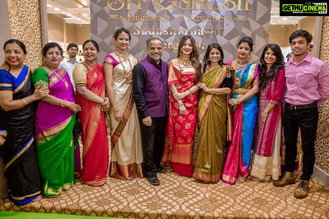 Harshika Poonacha Instagram - #jewelsofindia expo ❤️❤️❤️ Thank you Sandeep bekal Mangala Bekal for being the warmest hosts 🙏 Loved every bit of the expo... Go buy your favourite jewelry today at St.Josephs school grounds and the expo goes on till Monday 👍 For all the enquiries on my beautiful saree, contact @yadunandanfashions ❤️❤️❤️ St.Joseph's School Grounds