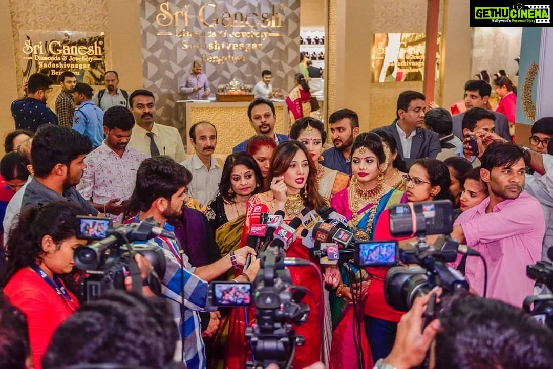 Harshika Poonacha Instagram - #jewelsofindia expo ❤️❤️❤️ Thank you Sandeep bekal Mangala Bekal for being the warmest hosts 🙏 Loved every bit of the expo... Go buy your favourite jewelry today at St.Josephs school grounds and the expo goes on till Monday 👍 For all the enquiries on my beautiful saree, contact @yadunandanfashions ❤️❤️❤️ St.Joseph's School Grounds