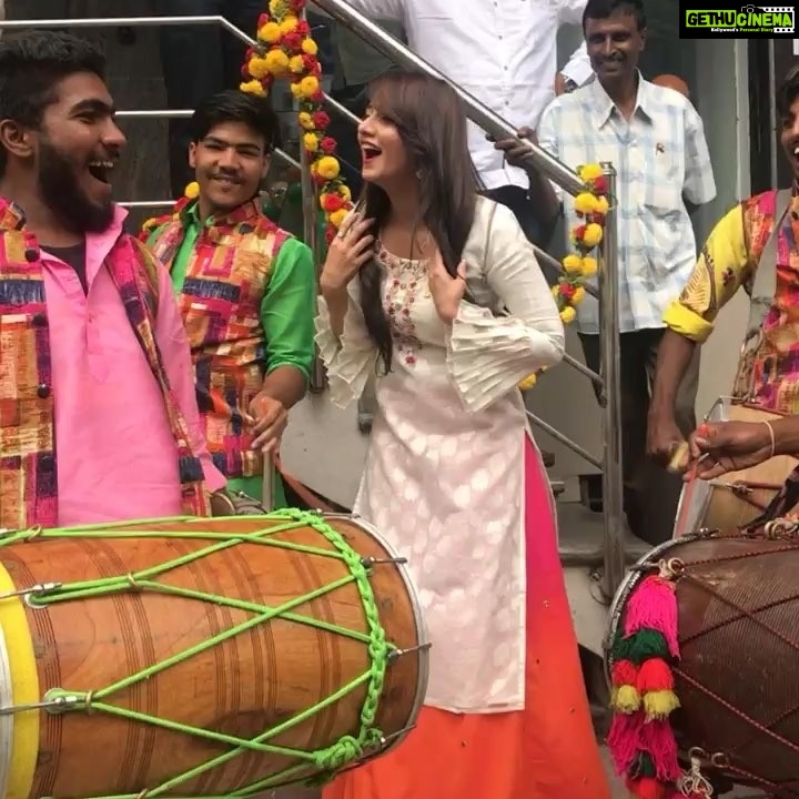 Harshika Poonacha Instagram - It’s #INDEPENDENCE #DAY And there is #Dhol , Dance toh bantha hein boss 🤩🤩🤩 Let’s celebrate our Nations biggest festival #independenceday with #joy #happiness and #Dance #proud #indian #culture Launched the 24th outlet of @globalaccessblr at Rajajinagar wearing this beautiful @becomingbyreshmakunhi @reshmakunhi 😘😘😘 #white #purity #peace #saffron #strength #courage #indianflag #tricolor