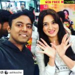 Harshika Poonacha Instagram - Wowww...That’s super quick 👍👍👍 I’m yet to reach home and was so happy to see this post already 👏 #chittechallenge with @ashkoche at @garudamall 🦋🦋🦋 #chitteonjune29th #Repost @ashkoche with @get_repost ・・・ Selfie with this cute actress!!@harshikapoonachaofficial #selfieoftheday📷 #chitte #kannada