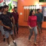 Harshika Poonacha Instagram - ‪Rehearsals onnnnn❤️❤️❤️‬ #innovativeinternationalfilmfestival @innovativefilmcity @iiffbengaluru @colorssupertv @colorskannadaofficial #heroine #bollywoodmovie #movie #harshikapoonacha #harshika #dance #rehearsals @parameshwargundkal @prashantimalisetti