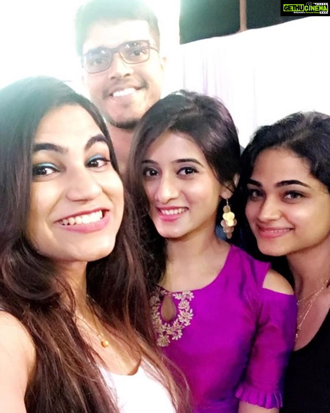 Harshika Poonacha Instagram - Miss you guys... Thnx for those lovely msgs... I so wish I lived in Bombay...I miss all the funnn🤗🤗🤗 See u soon.. Happy Ugadi once again😘 @pai_napp_lee @shrav_kumar @dancewithdp