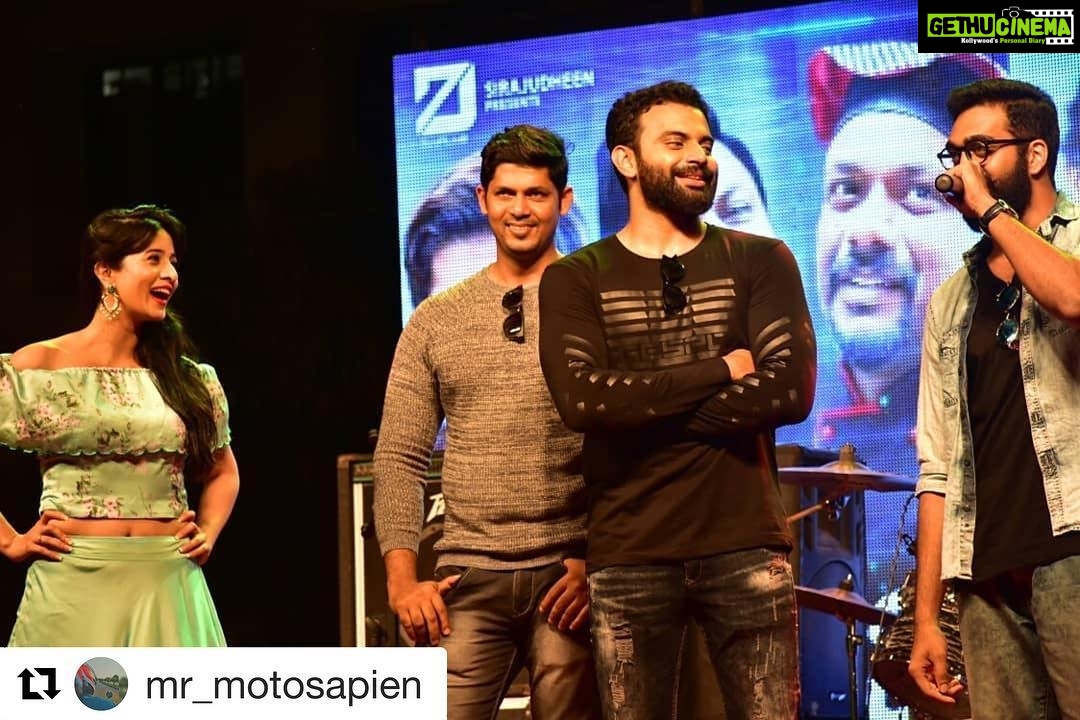 Harshika Poonacha Instagram - #Repost @mr_motosapien with @get_repost ・・・ Team Charminar 😍 . . @harshikapoonachaofficial @hemanthmenon . . Cse fest . . #AGNIYETRA2K18 PC @jayadeepjoshy