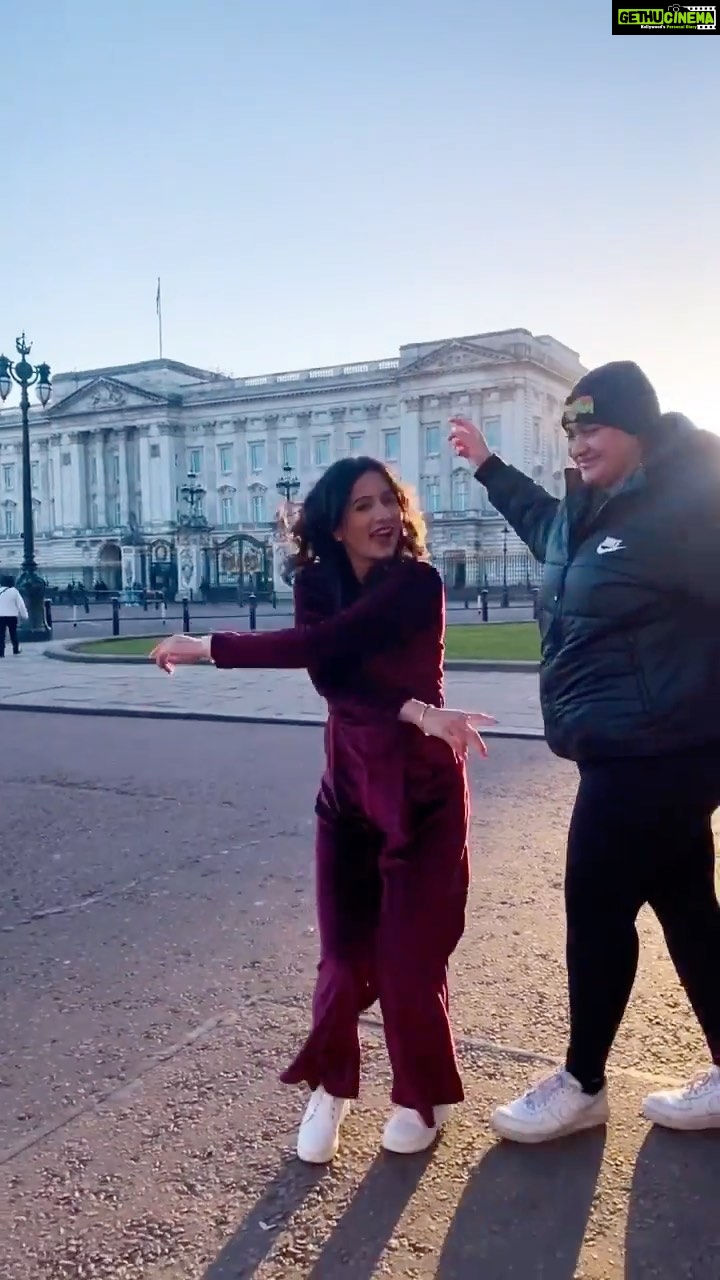 Harshika Poonacha Instagram - Harshika in LONDON πππ Dancing on this #trending music with my sweetheart @jaspreetpanesar.artist in @london in front of @buckinghampalaceroyal like we own it π₯°β₯οΈπ€© . . . . PS : Video shot by none other than the best photographer of London and my bro for life β₯οΈ @snabhi #chilling #trending #dance #music #actor #actress #makeupartist #photoshoot #buckinghampalace #london #goodtimes