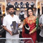 Harshika Poonacha Instagram – @josalukkas brand new showroom inauguration in Namma Mysooru with our Most Wonderful Mysore Kodagu MP @pratapsimha_mp sir and Karnataka Zoo Chairman.
Congratulations to the owners of @josalukkas @johnalukkas @paulalukkas ♥️♥️♥️
Carrying my kodava pride in a beautiful @jayanthiballal saree♥️
MUH @pukhrambam 
Love you Mysooru ♥️ Mysore, Karnataka