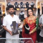 Harshika Poonacha Instagram - @josalukkas brand new showroom inauguration in Namma Mysooru with our Most Wonderful Mysore Kodagu MP @pratapsimha_mp sir and Karnataka Zoo Chairman. Congratulations to the owners of @josalukkas @johnalukkas @paulalukkas ♥️♥️♥️ Carrying my kodava pride in a beautiful @jayanthiballal saree♥️ MUH @pukhrambam Love you Mysooru ♥️ Mysore, Karnataka