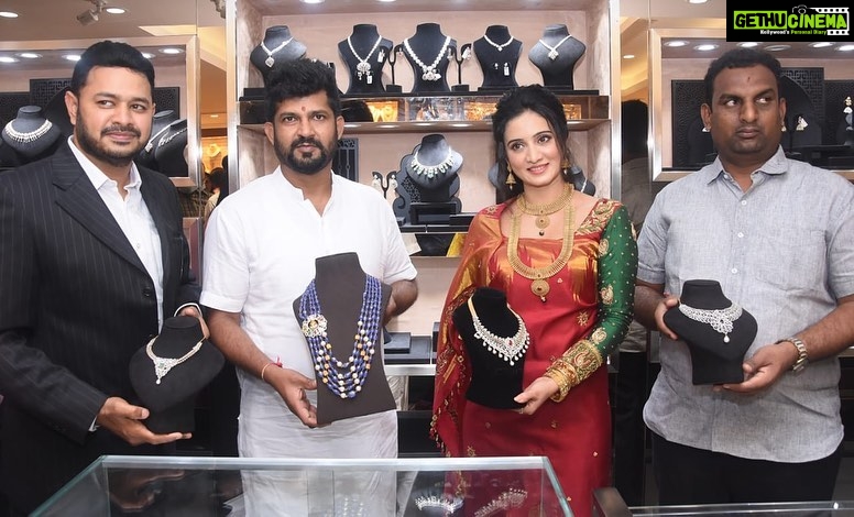 Harshika Poonacha Instagram - @josalukkas brand new showroom inauguration in Namma Mysooru with our Most Wonderful Mysore Kodagu MP @pratapsimha_mp sir and Karnataka Zoo Chairman. Congratulations to the owners of @josalukkas @johnalukkas @paulalukkas ♥️♥️♥️ Carrying my kodava pride in a beautiful @jayanthiballal saree♥️ MUH @pukhrambam Love you Mysooru ♥️ Mysore, Karnataka