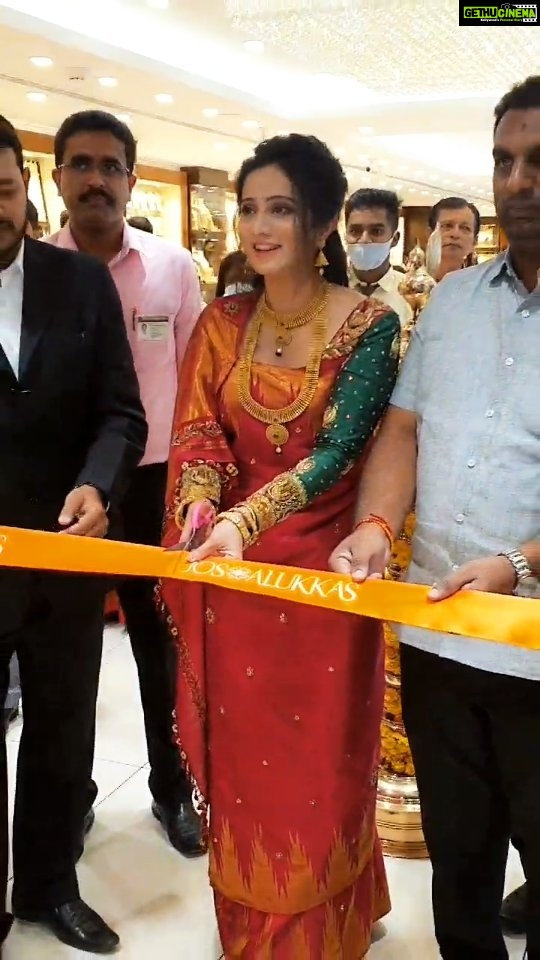 Harshika Poonacha Instagram - An event to remember ❤❤❤ @josalukkas Mysore branch inauguration was filled with fun and grandeur 😇 I loved wearing the most beautiful @jayanthiballal creation and dancing my heart out ❤❤❤ Hair and makeup @pukhrambam Thankyou #Mysore for your unconditional love every time I'm here 💓 Happy #Dasara sweethearts ❤