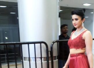 Harshika Poonacha Instagram - When people tripped on my dress a trillion times 🙈🙈🙈 I still made it to the stage 🤣🥰 #SIIMA #siimaonreels @siimawards