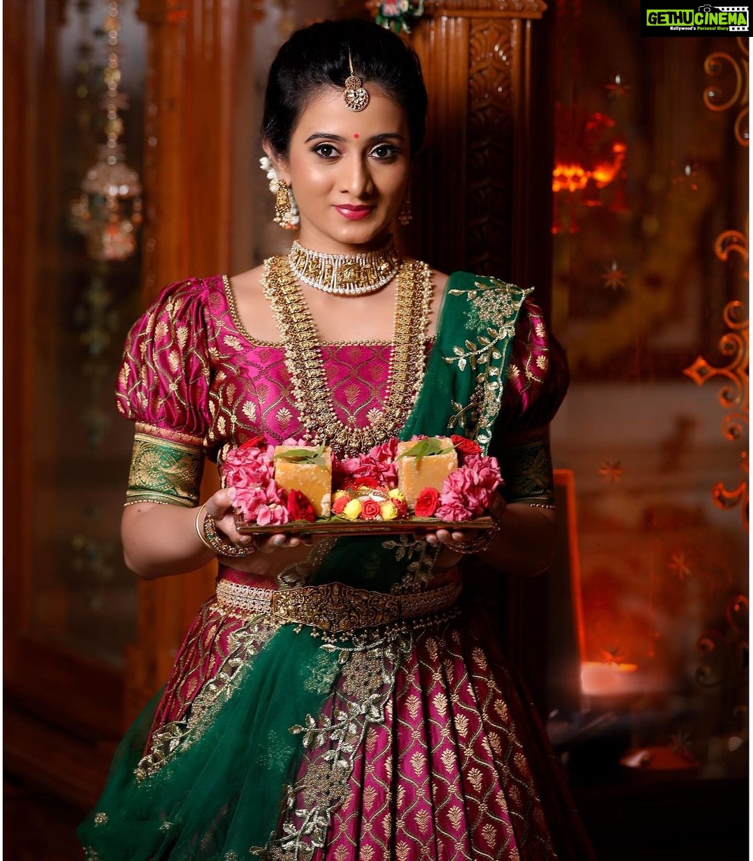 Harshika Poonacha Instagram - ನನ್ನ ಪ್ರೀತಿಯ ಕನ್ನಡಿಗರಿಗೆ ಮಕರ ಸಂಕ್ರಾಂತಿ ಹಬ್ಬದ ಹಾರ್ದಿಕ ಶುಭಾಶಯಗಳು 🙏 ನಿಮ್ಮ ಜೀವನದಲ್ಲಿ ಸಧಾ ಬೆಲ್ಲದ ಸ್ವಾದ ತುಂಬಿರಲಿ ♥️ आप सबको मकर संक्रांति की डेर सारी शुभकामना🙏 I wish you all a very very happy Makara sankranti ♥️♥️♥️ #happy #makarsankranti #festival #stay #blessed London, United Kingdom