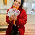 Harshika Poonacha Instagram - Who needs some UK Pounds 💷♥️ . . . . . . PS: Apparently they are not mine either 😂🤣🙈 MUH @jaspreetpanesar.artist London, Unιted Kingdom