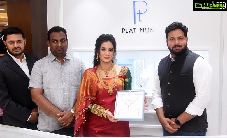 Harshika Poonacha Instagram - @josalukkas brand new showroom inauguration in Namma Mysooru with our Most Wonderful Mysore Kodagu MP @pratapsimha_mp sir and Karnataka Zoo Chairman. Congratulations to the owners of @josalukkas @johnalukkas @paulalukkas ♥️♥️♥️ Carrying my kodava pride in a beautiful @jayanthiballal saree♥️ MUH @pukhrambam Love you Mysooru ♥️ Mysore, Karnataka