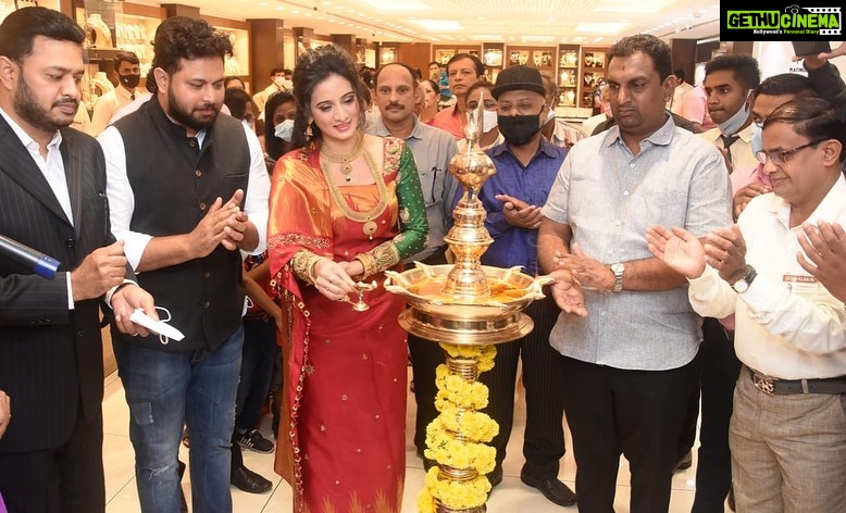 Harshika Poonacha Instagram - @josalukkas brand new showroom inauguration in Namma Mysooru with our Most Wonderful Mysore Kodagu MP @pratapsimha_mp sir and Karnataka Zoo Chairman. Congratulations to the owners of @josalukkas @johnalukkas @paulalukkas ♥️♥️♥️ Carrying my kodava pride in a beautiful @jayanthiballal saree♥️ MUH @pukhrambam Love you Mysooru ♥️ Mysore, Karnataka