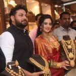 Harshika Poonacha Instagram – @josalukkas brand new showroom inauguration in Namma Mysooru with our Most Wonderful Mysore Kodagu MP @pratapsimha_mp sir and Karnataka Zoo Chairman.
Congratulations to the owners of @josalukkas @johnalukkas @paulalukkas ♥️♥️♥️
Carrying my kodava pride in a beautiful @jayanthiballal saree♥️
MUH @pukhrambam 
Love you Mysooru ♥️ Mysore, Karnataka