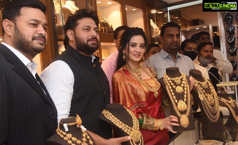 Harshika Poonacha Instagram - @josalukkas brand new showroom inauguration in Namma Mysooru with our Most Wonderful Mysore Kodagu MP @pratapsimha_mp sir and Karnataka Zoo Chairman. Congratulations to the owners of @josalukkas @johnalukkas @paulalukkas ♥️♥️♥️ Carrying my kodava pride in a beautiful @jayanthiballal saree♥️ MUH @pukhrambam Love you Mysooru ♥️ Mysore, Karnataka