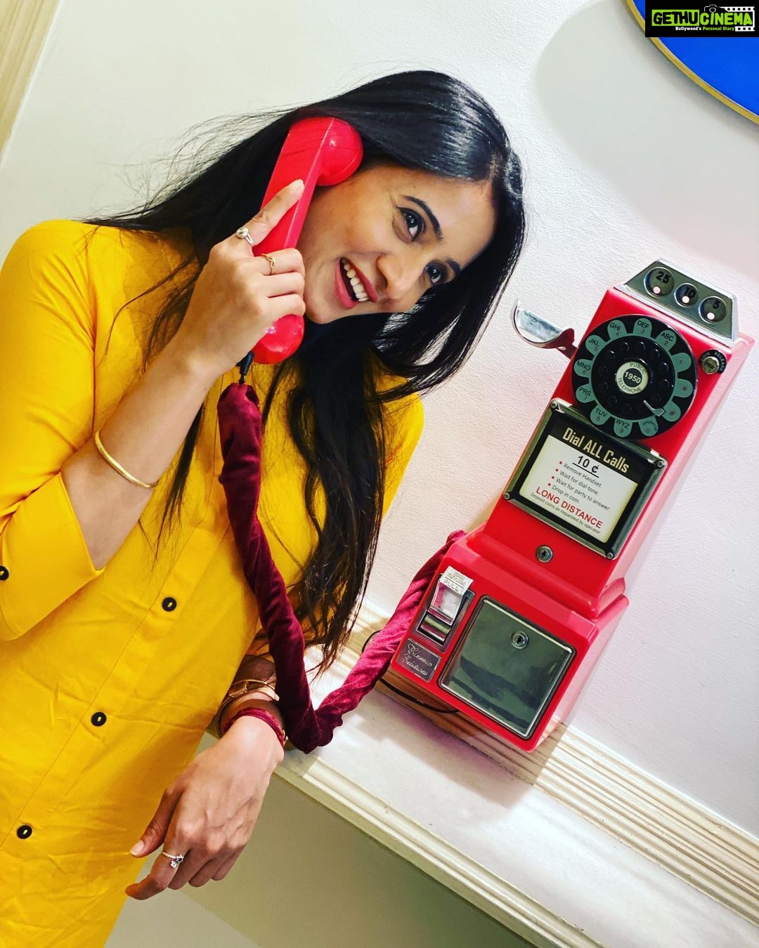 Harshika Poonacha Instagram - A goodnight call from someone special brings a smile ♥️♥️♥️ Agree? So make calls to your loved ones right now and wish them a goodnight ♥️ #spreadlove #behappy #stayconnected #begood #dogood 😍😍😍 Now goodnight you all beautiful people 💓
