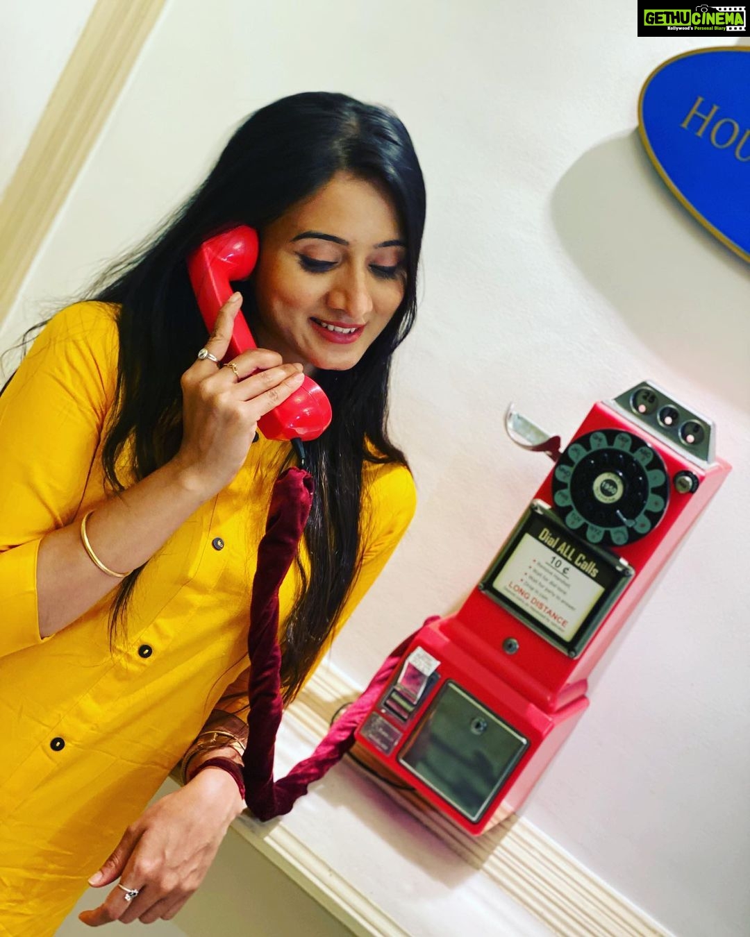 Harshika Poonacha Instagram - A goodnight call from someone special brings a smile ♥️♥️♥️ Agree? So make calls to your loved ones right now and wish them a goodnight ♥️ #spreadlove #behappy #stayconnected #begood #dogood 😍😍😍 Now goodnight you all beautiful people 💓