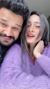Harshika Poonacha Instagram - My first reel on my song #GajabKayla with my #Sanammerehumraaz costar , the young sensation of Bhojpuri industry @ritesh_pandey_official ji 🥰
Hope you all enjoy it 😍