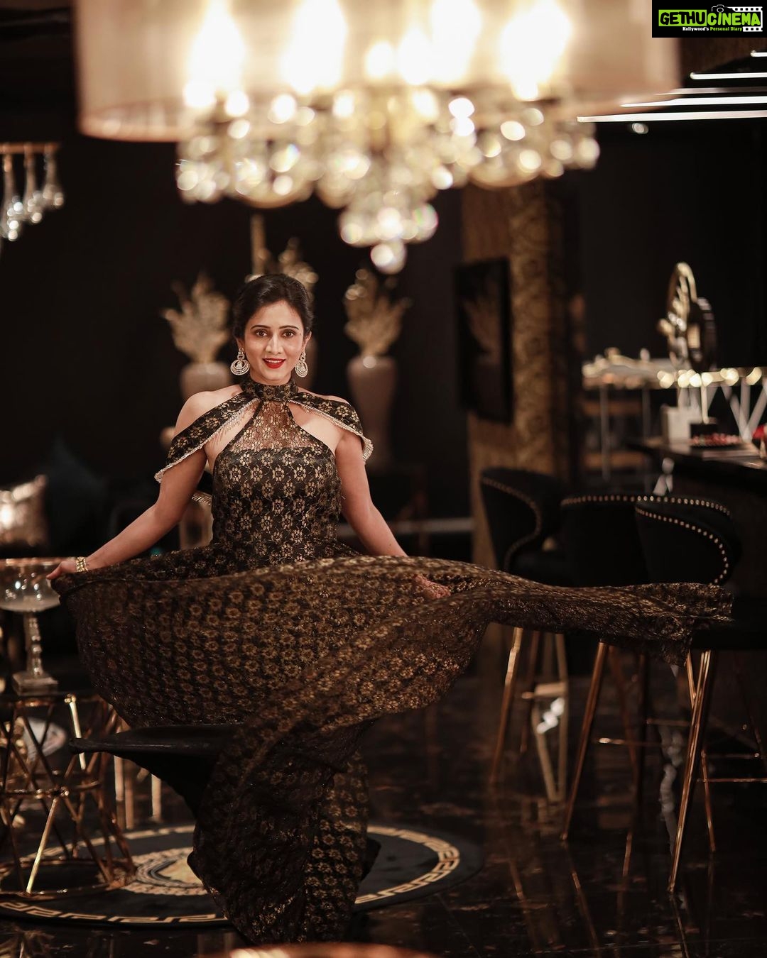 Harshika Poonacha Instagram - Ufff ♥️ Why do I love to swirl somuch 🥰 Gold and Glitter princess in a @nadira_couture creation 🌟✨ At the @the.nailartistry launch ♥️ Thankyou @_yellowz_media_ @deninmd @imozio_wedding_planner for the lovely pics 😍