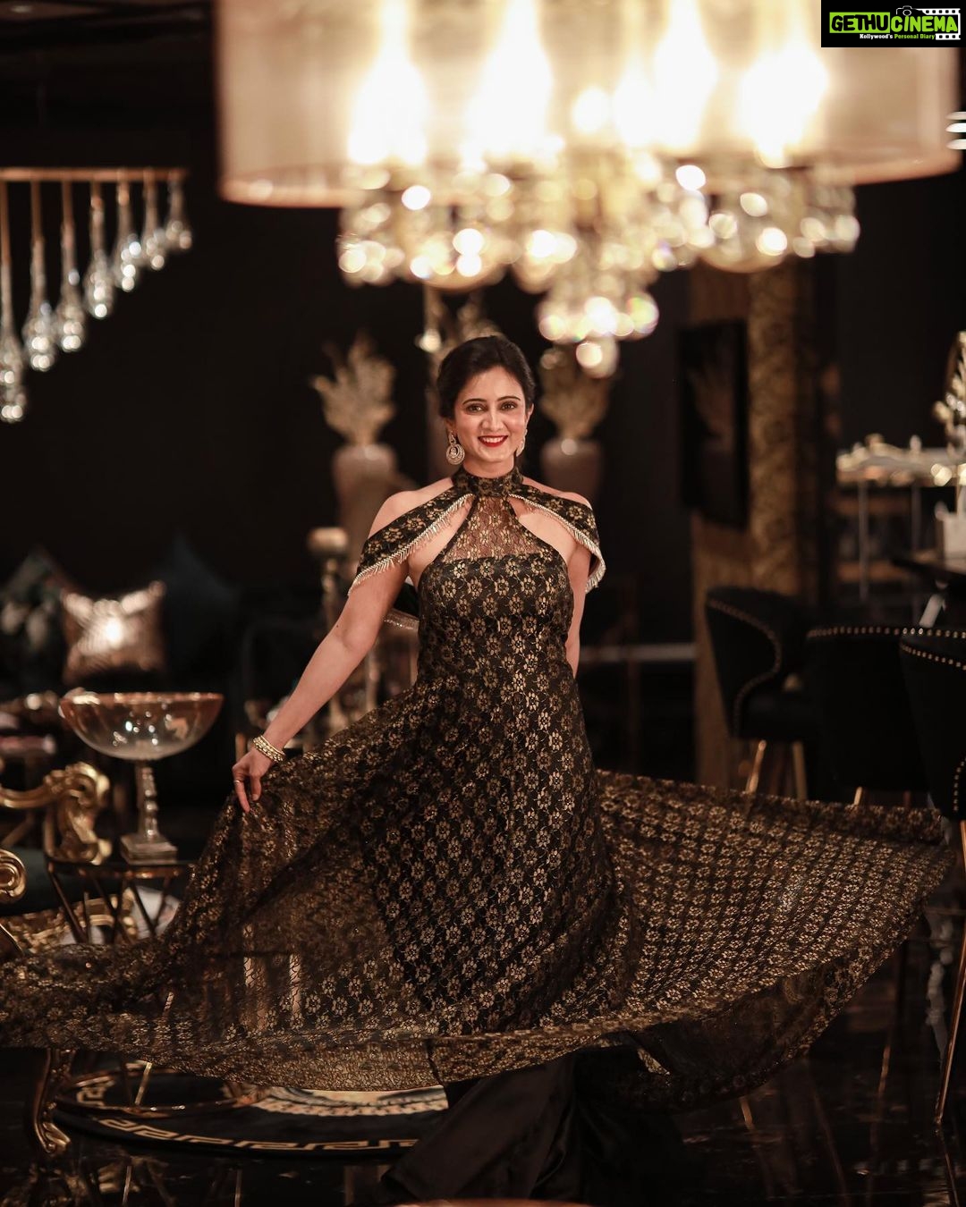 Harshika Poonacha Instagram - Ufff ♥️ Why do I love to swirl somuch 🥰 Gold and Glitter princess in a @nadira_couture creation 🌟✨ At the @the.nailartistry launch ♥️ Thankyou @_yellowz_media_ @deninmd @imozio_wedding_planner for the lovely pics 😍