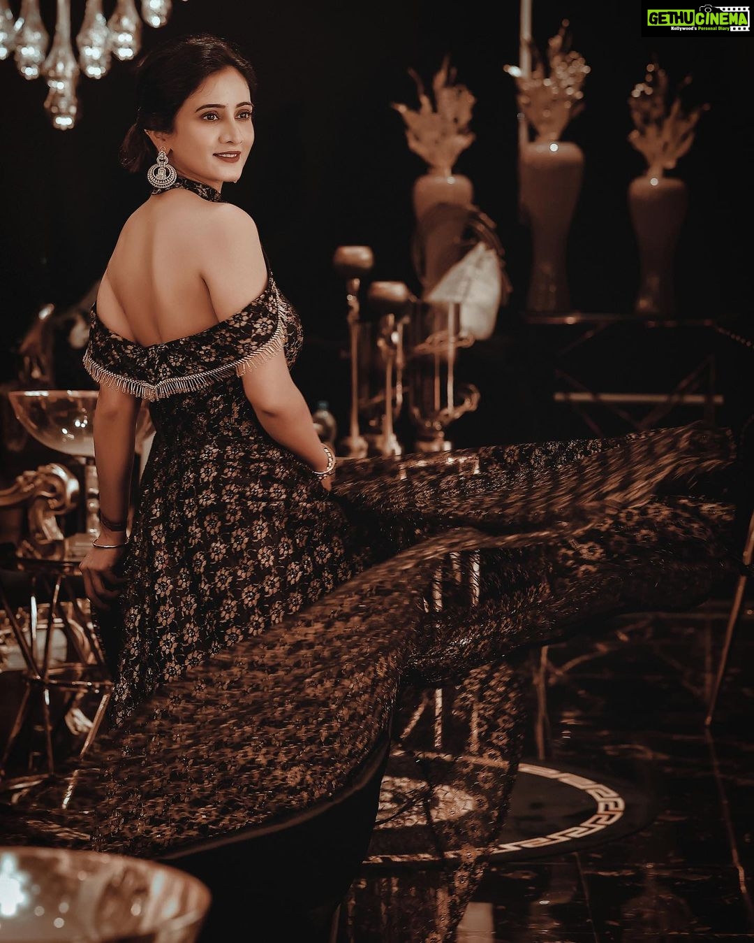 Harshika Poonacha Instagram - Ufff ♥️ Why do I love to swirl somuch 🥰 Gold and Glitter princess in a @nadira_couture creation 🌟✨ At the @the.nailartistry launch ♥️ Thankyou @_yellowz_media_ @deninmd @imozio_wedding_planner for the lovely pics 😍