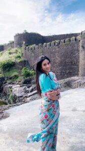 Harshika Poonacha Instagram - Back to my love ❤️❤️❤️
#cinema #movie #shooting 
This is my most favourite song in Kannada, I love @divyaspandana in this song 😍 #ufff 
I wish I get a song like this in Kannada soon.
PS : ನನ್ನ ಪ್ರೀತಿಯ ನಿರ್ಮಾಪಕರೇ,ನಿರ್ದೇಶಕರೇ ಹಾಗು ಸಂಗೀತ  ನಿರ್ದೇಶಕರೇ ,ದಯವಿಟ್ಟು ಹೀಗೊಂದು ಹಾಡು ನನಗೆ ತಯಾರಿಸಿ 🙏🙈