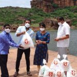 Harshika Poonacha Instagram – @bhuvanamfoundation supports the #Touristguides of our Karnataka’s Historical Heritage #Badami .
As there is no tourism since 2 years,These tourist guides have been suffering and @bhuvanamfoundation will always be at their rescue 🙏

ಭುವನಂ ತಂಡದ ಉತ್ತರ ಕರ್ನಾಟಕದ ಉಷಾರ್ ಕೊರೊನ ಜಾಗೃತಿ ಜಾತ್ರೆ ಇವತ್ತು ಬಾಗಲಕೋಟೆ ಜಿಲ್ಲೆಯ ಬಾದಾಮಿ ತಾಲೂಕಿಗೆ ತಲುಪಿದೆ. ಬಾದಾಮಿಯ , ಐಹೊಳೆ ,ಪಟ್ಟದಕಲ್ಲು ಐತಿಹಾಸಿಕ ಸ್ಥಳಗಳಾಗಿರುವುದರಿಂದ ಅಲ್ಲಿಯ ಪ್ರವಾಸಿ ಮಾರ್ಗದರ್ಶಿಗಳು 2 ವರ್ಷದಿಂದ ಕೆಲಸವಿಲ್ಲದೆ ತುಂಬಾನೆ ಕಷ್ಟದಲ್ಲಿದ್ದರು. ಇದನ್ನು ಅರಿತ ಭುವನ್ ಪೊನ್ನಣ್ಣ ಹಾಗೂ ಹರ್ಷಿಕಾ ಪೂಣಚ್ಚರವರು ಕೂಡಲೇ ಅಲ್ಲಿಗೆ ದಾವಿಸಿ ಅಲ್ಲಿಯ ಪ್ರವಾಸಿ ಮಾರ್ಗದರ್ಶಿಗಳಿಗೆ ಒಂದು ತಿಂಗಳಿಗೆ ಆಗುವಷ್ಟು ದಿನಸಿ ಪದಾರ್ಥಗಳನ್ನು ಹಾಗೂ ಔಷದಿ ಮತ್ತು ಬೇರೆ ಸೌಕರ್ಯಗಳನ್ನು  ಒದಗಿಸಿದ್ದಾರೆ. ಹಾಗೆ ಗುಳೀದಗುಡ್ಡ ಕೋವಿಡ್ ಸೆಂಟರ್ ಗೆ ಭೇಟಿ ನೀಡಿ ಅಲ್ಲಿಯ ರೋಗಿಗಳೊಡನೆ ಮಾತಾಡಿ ಅವರೊಡನೆ ಕಾಲ ಕಳೆದು ಅವರಿಗೆ ಹುರಿದುಂಬಿಸುವ ಕೆಲಸವನ್ನು ಮಾಡಿದರು. 
ಸಮಾಜದಲ್ಲಿ ಸದಾ ನಿರ್ಲಕ್ಷ್ಯಕ್ಕೆ ಒಳಗಾಗುವ ಮತ್ತು ಮಾನಸಿಕವಾಗಿ ತಗ್ಗಿರುವ ವರ್ಗದವರ ಬಗ್ಗೆ ಸಂಶೋಧನೆ ಮಾಡಿ, ತಿಳಿದುಕೊಂಡು ಅವರ ಮನೆ ಬಾಗಿಲಿಗೆ ಹೋಗಿ ಸಹಾಯ ಮಾಡುತ್ತಿರುವ ಭುವನಂ ಸಂಸ್ಥೆಯ ಕಾರ್ಯವನ್ನು ಸ್ಥಳೀಯರು ಮೆಚ್ಚಿ ಕೊಂಡಾಡಿದರು. ಇವತ್ತಿಗೆ ಈ ಸಂಸ್ಥೆಯು ಕರ್ನಾಟಕದ ಆದ್ಯಂತ 15708 ಸಂಸಾರಗಳಿಗೆ ನೆರವಾಗುತ್ತದೆ.