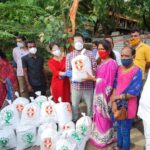 Harshika Poonacha Instagram – @bhuvanamfoundation in Kalburgi 🙏

ನಟ ಭುವನ್ ಪೊನ್ನಣ್ಣ ಹಾಗೂ ನಟಿ ಹರ್ಷಿಕಾ ಪೂಣಚ್ಚರವರ ತಮ್ಮ ಉತ್ತರ ಕರ್ನಾಟಕದ ಕೊರೊನ ಜಾಗೃತಿ ಅಭಿಯಾನವು ಬಿರುಸಿನಿಂದ ಸಾಗಿದ್ದು  ಈ ದಿನ ಕಲ್ಬುರ್ಗಿ ಜಿಲ್ಲೆಯ ಮುಧೋಳ ತಾಲೂಕ, ಸೇಡಂ ಗ್ರಾಮಕ್ಕೆ ತೆರಳಿ ಅಲ್ಲಿಯ ಅಲೆಮಾರಿ ಜನಾಂಗದವರು, ಮಂಗಳ ಮುಖಿಯರು ಹಾಗು ಬಡ ಕುಟುಂಬಗಳ ಮನೆ ಮನೆಗೆ ಹೋಗಿ ಕೊರೊನ ಜಾಗ್ರತಿ ಮೂಡಿಸಿ ಭುವನಂ ಸಂಸ್ಥೆಯ “ಫೀಡ್ ಕರ್ನಾಟಕ” ಯೋಜನೆಯ ಅಡಿಯಲ್ಲಿ ಊರಿನ ಎಲ್ಲ ಕಾರೋನ ಪೀಡಿತ ಸಂಸಾರಗಳಿಗೆ 1 ತಿಂಗಳಿಗೆ ಆಗುವಷ್ಟು ದಿನಸಿ , ಔಷದಿ ಹಾಗು ಮಾಸ್ಕ್ ಗಳನ್ನು ವಿತರಿಸಿದ್ದಾರೆ.
#covid_19 #humanity #bhuvanamfoundation #help #transgender #migrantworkers #nomad #kalburgi Kalburgi City