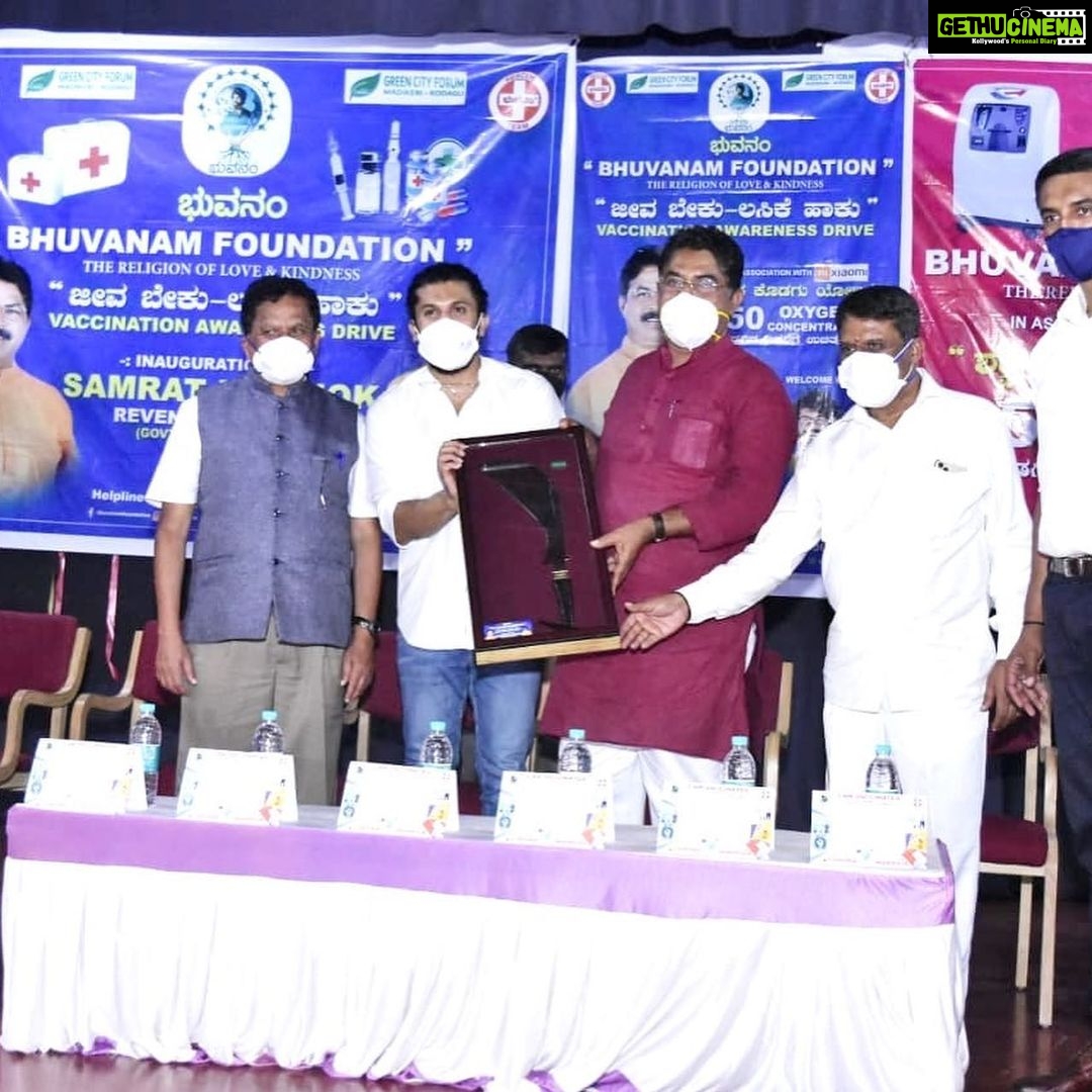 Harshika Poonacha Instagram - @bhuvanamfoundation takes one step forward πππ Honourable Revenue Minister of Karnataka Mr. R.Ashok launched various programmes of Bhuvanam Foundation on (06/07/21) in Bharathiya Vidya Bhavan building Madikeri Kodagu. Bhuvanam Foundation after completing service in 14 plus districts for over 25000 families in a span of 3 months during the corona 2nd wave period has launched another 3 projects in Kodagu namely 1. Vaccination Awareness Drive Kodagu 2. Shwasa Kodagu : Donating 50 Oxygen concentrators to Needy people in Kodagu. 3.Launch of Baandhawa Kodagu Corona Auto Awareness Programme. These programmes were launched by Honourable Revenue Minister Mr.R.Ashok, Actor and Founder @bhuvann_ponnannaa_official Bhuvann Ponannaa, MLAs of Kodagu Mr.Appachu Ranjan and Mr.Bopaiah,Shakthi editor Anantha Shayana, Satya Ganapathi and others. Biggest Thankyou to @xiaomiindia @manukumarjain @prateikdas for joining hands with @bhuvanamfoundation in providing 50 oxygen concentrators to help the needy πππ #Bhuvanamfoundation The Religion of Love and Kindness π